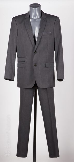 The KOOPLES COSTUME adjusted en laine grise et sa ceinture (T 50, pantalon T 48)...