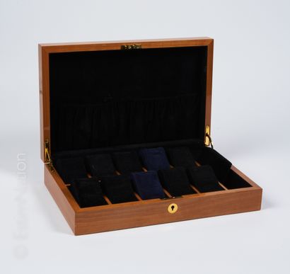 ANONYME COFFRET pour ranger dix montres en cèdre et loupe de noyer verni, intérieur...