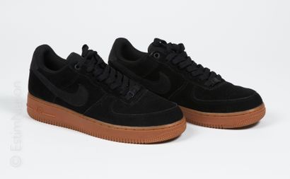 NIKE AIR FORCE 1 PAIRE DE SNEACKERS Air Force 1 modèle 07 black gomme en suède noir...