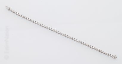 Bracelet diamants 
Bracelet ligne en or gris 18K (750 millièmes) orné de soixante...