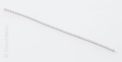 BRACELET LIGNE OR DIAMANT Bracelet ligne en or gris 18K (750 millièmes) articulé...