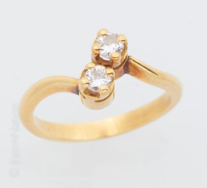 BAGUE OR DIAMANTS Bague toi et moi en or jaune 18K (750°/00) ornée de deux diamants...