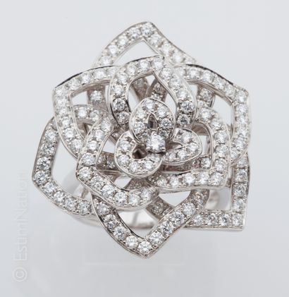 BAGUE FLEUR OR DIAMANTS 
Elegant "Fleur" ring in 18K ( 750 thousandths ) white gold...