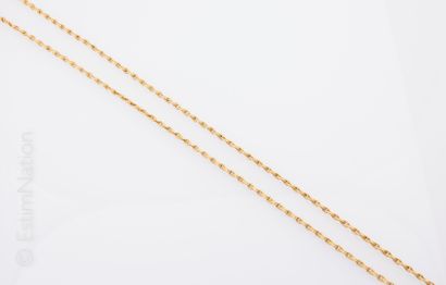 CHAINE OR JAUNE Long vest style chain in 18K (750°/00) yellow gold heart link. Clasp...