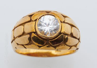BAGUE OR Bague en or jaune 14K (585°/00) sertie d'une pierre blanche imitant un diamant...