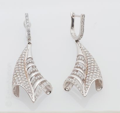 BOUCLES D'OREILLES OR DIAMANTS 
Pair of 18K (750 thousandths) white gold earrings...