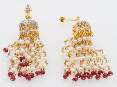 BOUCLES D'OREILLES DIAMANTS PERLES RUBIS 
Paire de pendants d'oreilles en vermeil...