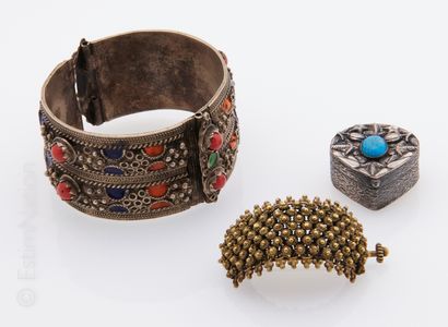 BIJOUX FANTAISIE Ensemble de bijoux et accessoires du 20ème siècle (barrette ou fibule,...