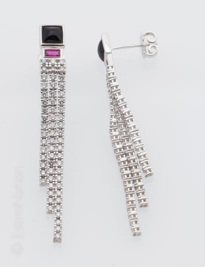 BOUCLES D'OREILLES OR DIAMANTS 
Paire de pendants d'oreilles moderniste en or gris...