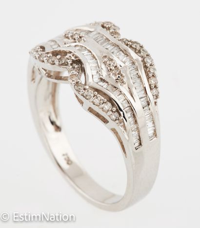 BAGUE OR DIAMANTS 
Ring in 18K (750/°°) white gold composed of a wavy pattern enhanced...