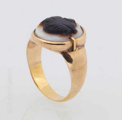 BAGUE OR CAMEE 14K (585 thousandths) yellow gold ring set with a cameo on two layers...