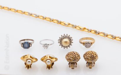 BIJOUX FANTAISIE 
Ensemble de bijoux fantaisie : un collier en métal plaqué or, deux...