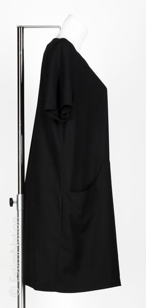 LACOSTE DRESS "bag" in black viscose crepe viscose with zipper, two rounded pockets...