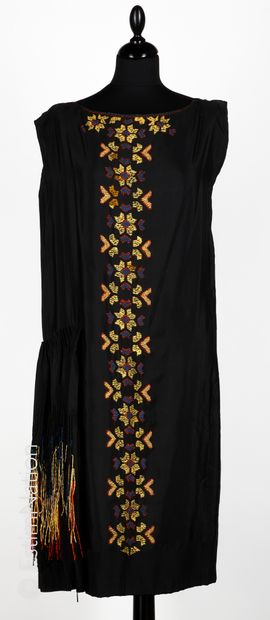 ANONYME CIRCA 1923/25 Roaring Twenties" DRESS in black silk embroidered with silk...
