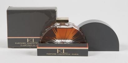 PARFUMS LAGERFELD "KL" Flacon en verre de forme éventail. Extrait de parfum contenance...