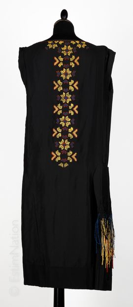 ANONYME CIRCA 1923/25 ROBE "années folles" en soie noire rebrodée de fils de soie...