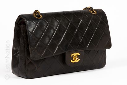 CHANEL circa 1995 SAC à double rabat en cuir agneau matelassé noir, anses chaînes...