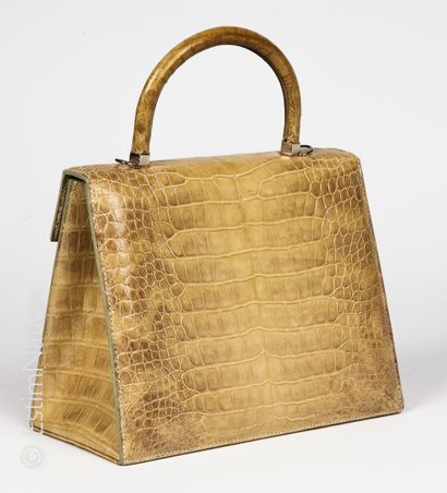 MICHEL ADOLPHE PETIT SAC en alligator lustré fenouil, intérieur en cuir (18 x 22,5...