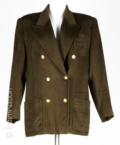 CELINE vintage BLAZER en laine et cachemire vert chasse, double boutonnage siglé...