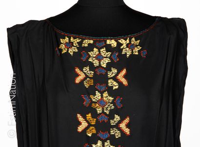 ANONYME CIRCA 1923/25 Roaring Twenties" DRESS in black silk embroidered with silk...
