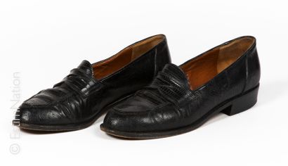 FRATELLI ROSSETTI PAIRE DE MOCASSINS en lézard lustré noir (P 8 soit env P 38) (pliures,...