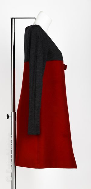 PAULE KA ROBE évasée bi matière en jersey de laine gris et feutre rouge, effet de...