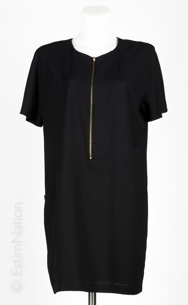 LACOSTE DRESS "bag" in black viscose crepe viscose with zipper, two rounded pockets...