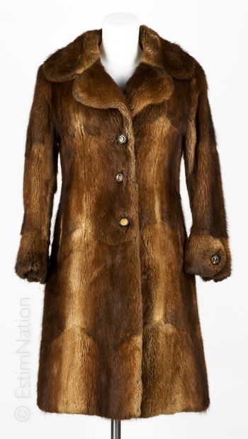 STEIN FOURRURES CIRCA 1975 Natural American rat coat, notched collar, single-breasted,...