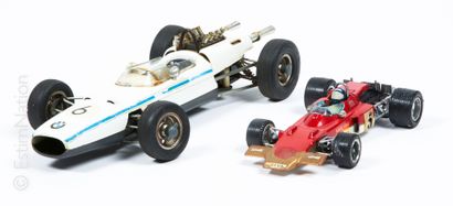 JOUETS ANCIENS Two miniature racing vehicles:

- SCHUCO, 1072, BMW Formel 2

- MEBETOYS...