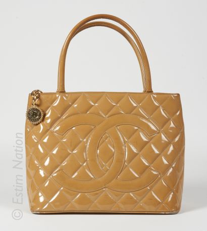 CHANEL circa 2002 SAC "MEDAILLON" en agneau verni camel, tirette du zip en métal...