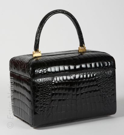 LANCEL CIRCA 1980/82 VANITY CASE en crocodile lustré noir, intérieur en cuir agrémenté...