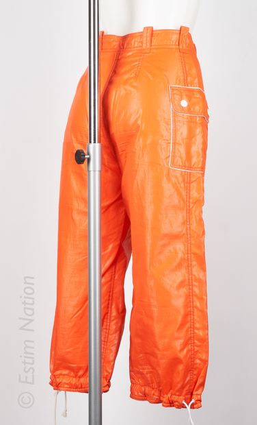 COURREGES VINTAGE KNICKER en éponge et polyester orange gansé blanc, deux poches...