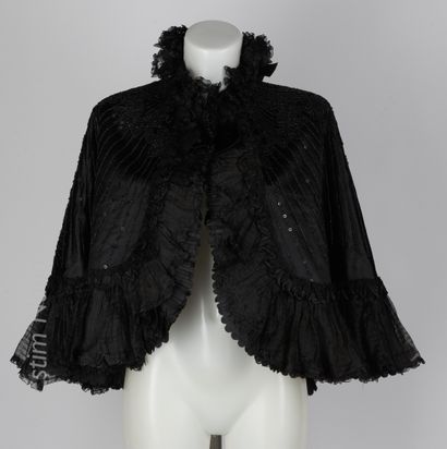 Anonyme circa 1900 
CAPELINE en satin et soie noire rebrodée d'un motif végétal rayonnant...