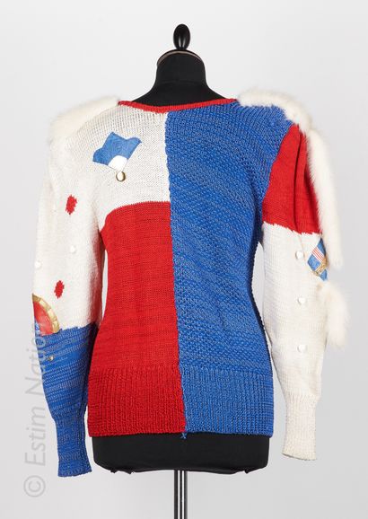 REVILLON Vintage PULL OVER en tricot rouge, bleu et blanc parsemé de boutons rehaussés...