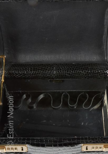 LANCEL CIRCA 1980/82 VANITY CASE en crocodile lustré noir, intérieur en cuir agrémenté...