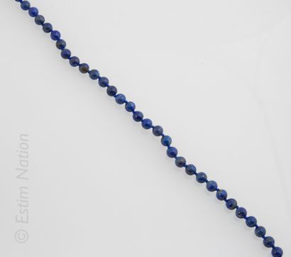 COLLIER LAPIS Collier de perles de lapis lazuli. Fermoir mousqueton métal. Diamètre...