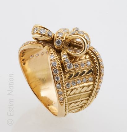 ANNEAU OR Large Ring in yellow gold 18K (750 thousandths) with braided and gadrooned...