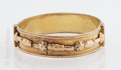 Trois bracelets Trois bracelets du milieu du 20ème siècle en métal doré et alliage...