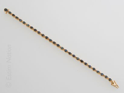 BRACELET VERMEIL Bracelet ligne en vermeil (925 millièmes) orné de vingt- huit saphirs...
