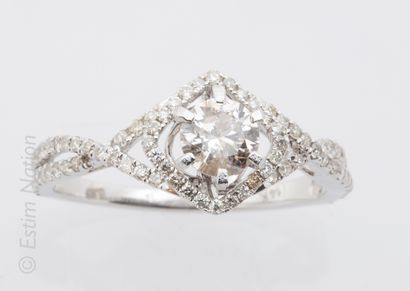 BAGUE OR DIAMANTS Bague en or gris 14K (585 millièmes) ajouré, ornée d'un diamant...