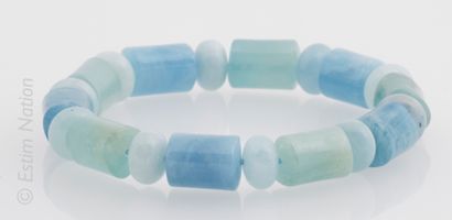 Bracelet Bracelet composé de perles cylindriques et plates d'aigues- marine. Montées...