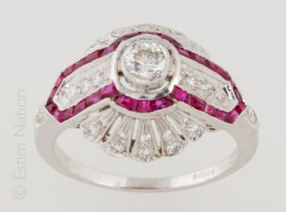 BAGUE STYLE ART DECO 18K (750/°°) white gold dome ring centered on a brilliant cut...