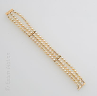 BRACELET PERLES Bracelet trois rangs de perles de culture ponctuées de barrettes...