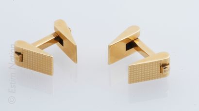 BOUTONS DE MANCHETTE OR Pair of cufflinks in yellow gold 18 K (750 thousandths),...