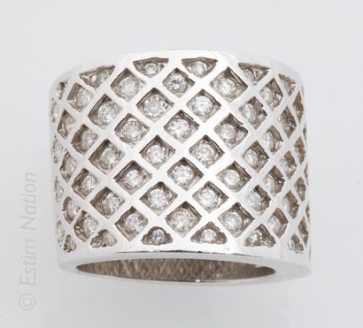 BAGUE OR DIAMANTS Large ring band in white gold 18K (750 thousandths) with motif...