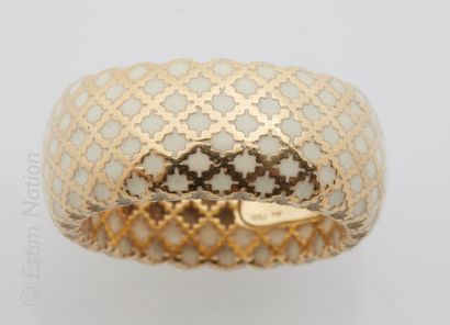 GUCCI Bague bandeau en or jaune 18K (750°/00) à motifs de croisillons émaillés de...