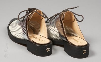 CHANEL (COLLECTION CRUISE 2017) 
PAIRE DE MULES "OXFORD" d'inspiration chaussures...