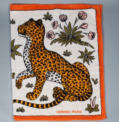 HERMES Paris DRAP DE PLAGE en éponge de coton à décor de panthères sur fond orange...
