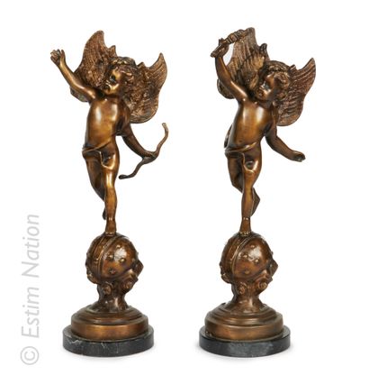 Putti Paire de sujets en bronze à patine naturelle figurant deux putti, l'un brandissant...