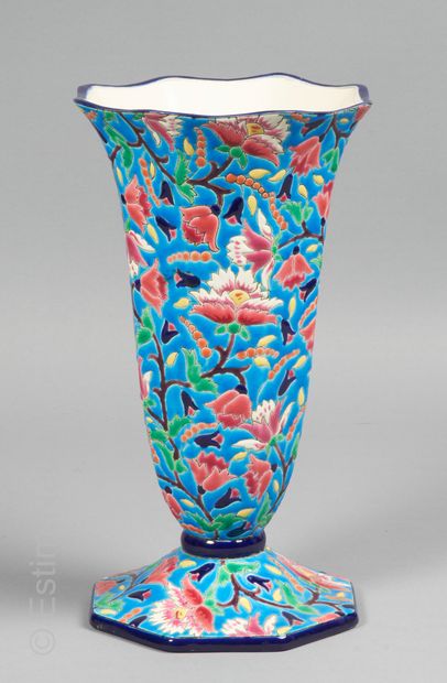 LONGWY LONGWY



Grand vase cornet à section octogonale, à décor floral cerné sur...